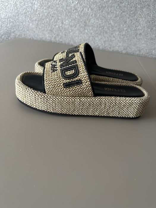 Продам шлёпанцы FENDI