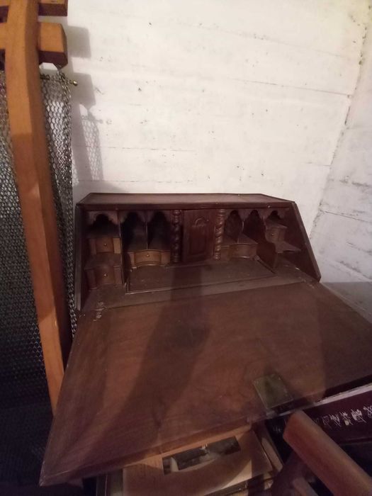 Vendo Secretária,  móvel e  muito antiga