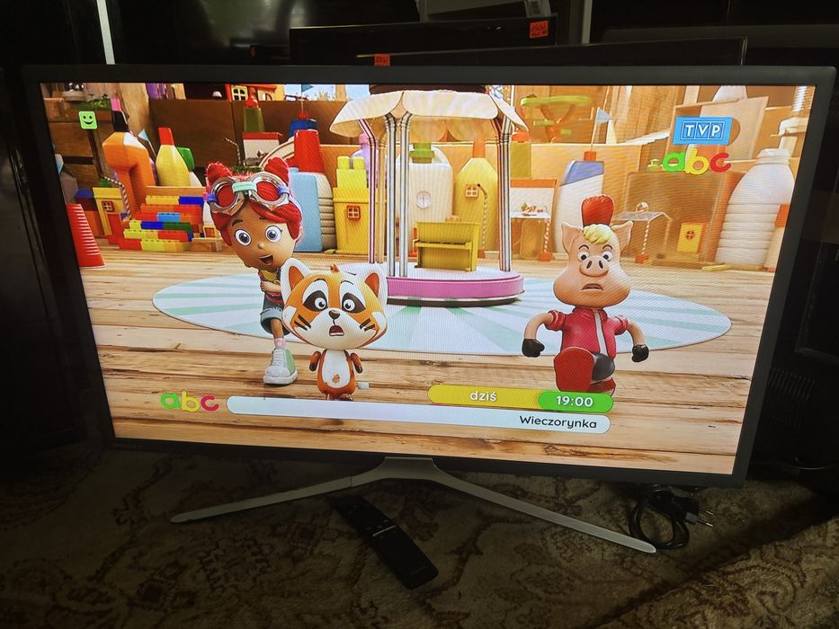 Telewizor LED Samsung 32 cale ze Smartem w dekoderem DVBT2