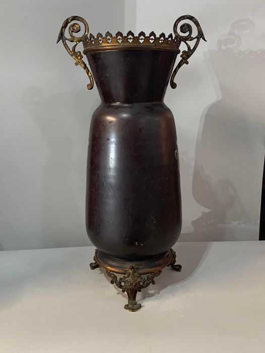 Jarra opalina com montures em metal (bronze? ) Mede 34 cm. Linda, secu