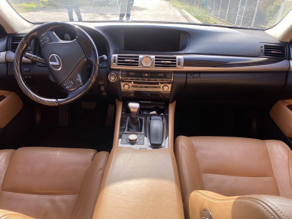 Автомобиль Lexus LS 460