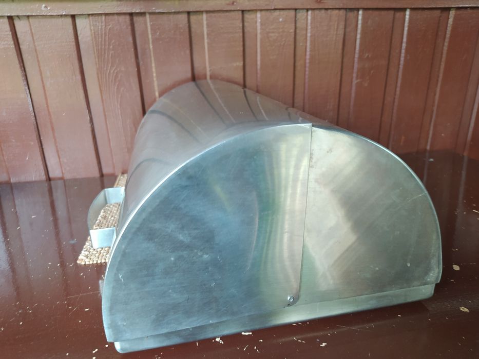 Chlebak .Pojemnik na pieczywo w kolorze srebrnym INOX.