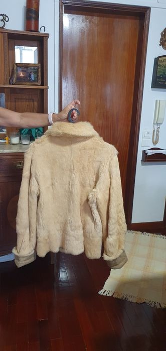 Casaco em pele verdadeira.