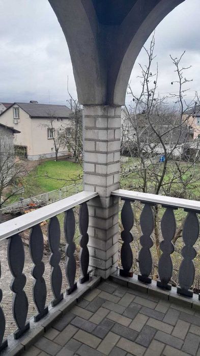 Продам дом в Житомире  ( 270 м² | 10 соток | Сад , огород | 2 гаража )