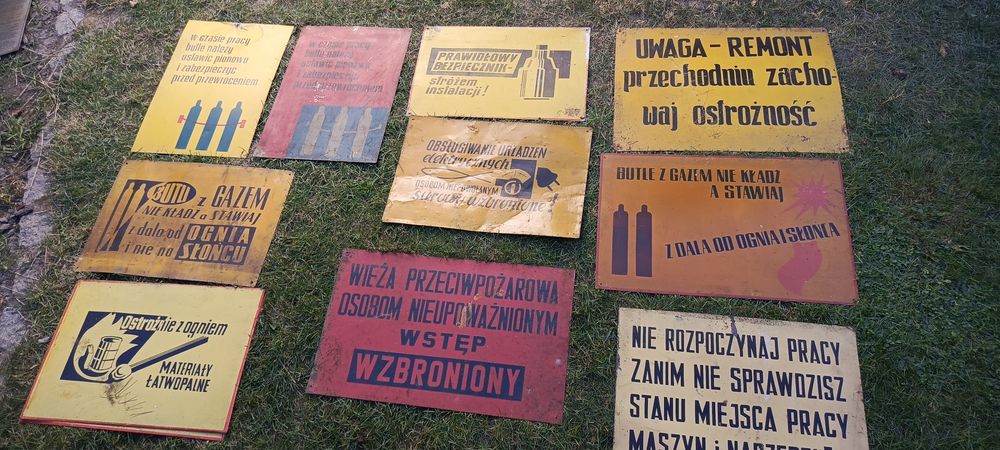 Stara metalowa tablica z PRL-u