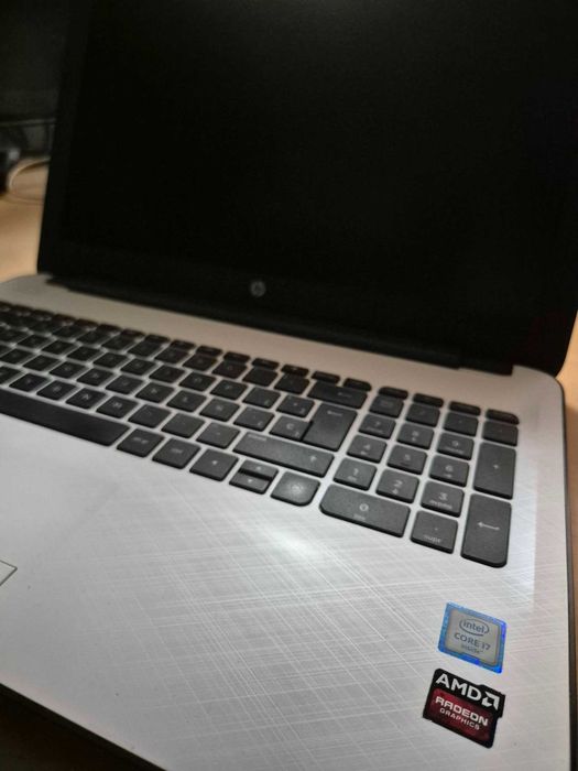 Laptop HP - i7 -6500U - Radeon R5 M330 4GB, 8GB RAM
