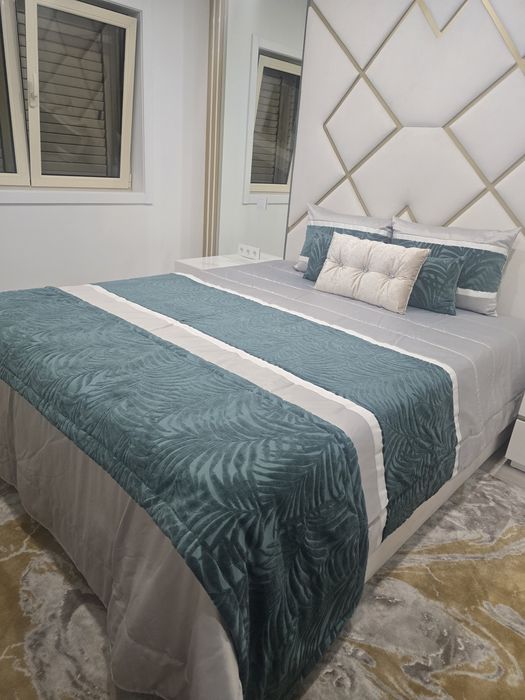 Coberta de cama com almofadas decorativas