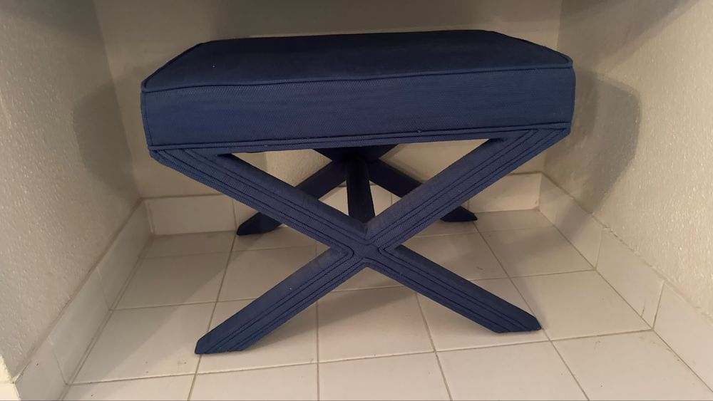 Banco Estofado Azul com Pés em X