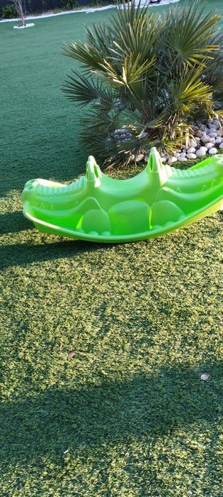 Baloiço verde para crianças.