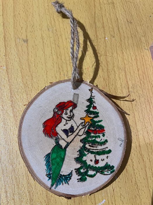 Enfeites de Natal gravado na madeira