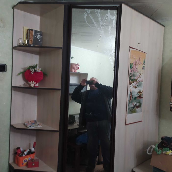 Продам угловой шкаф для спальни