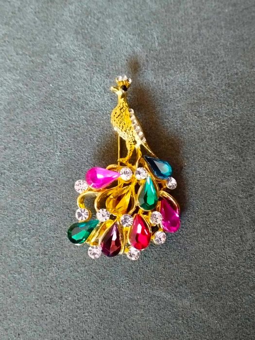 Alfinete / Broche / Pregadeira Pavão Dourado c/ Pedras Coloridas NOVO