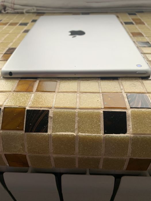 Продам Apple iPad 6 2018 (128 Gb)