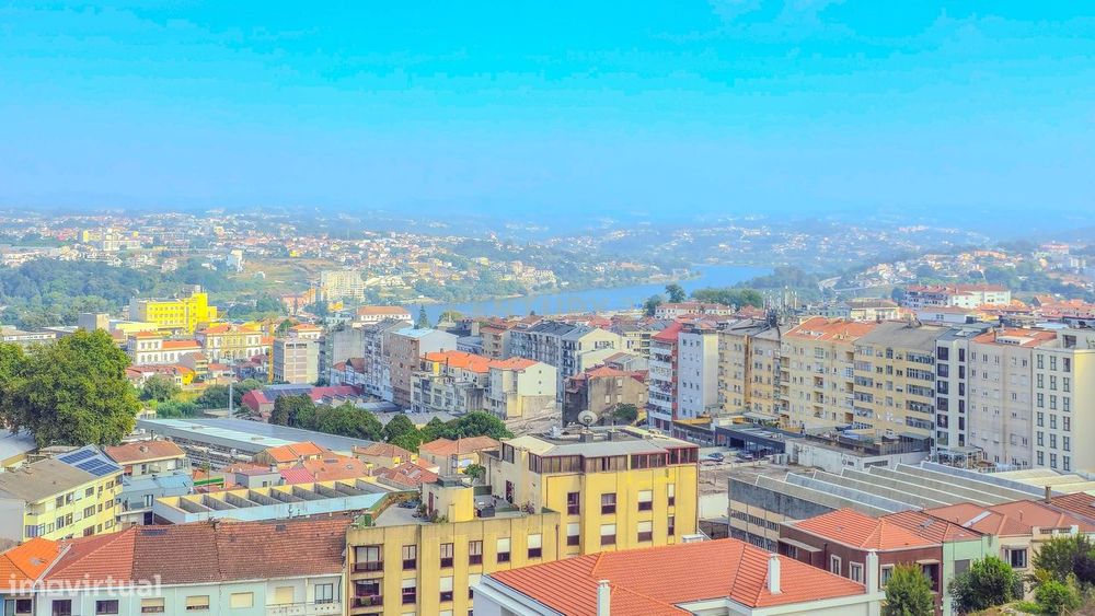 Apartamento T2 no Bonfim, Porto, terraço fechado e varanda.