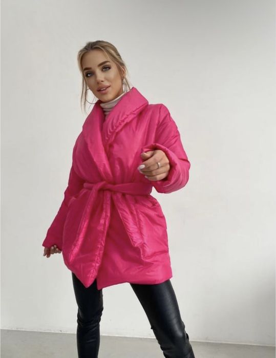 Подовжена куртка малинового кольору