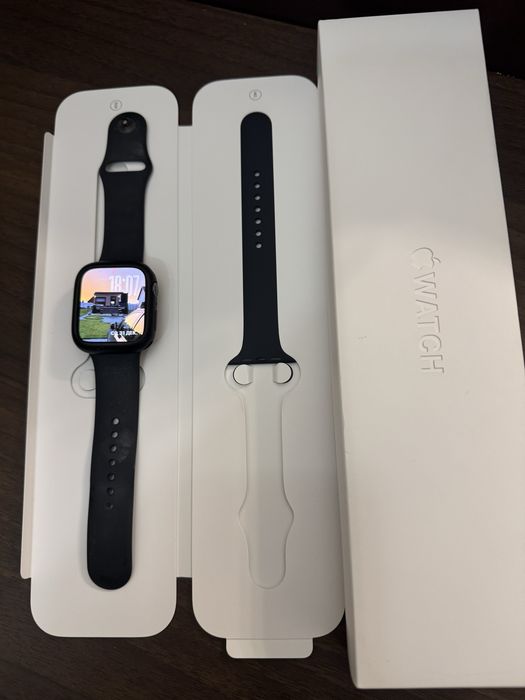 Apple Watch SERIES 8 45 мм черные спортивные