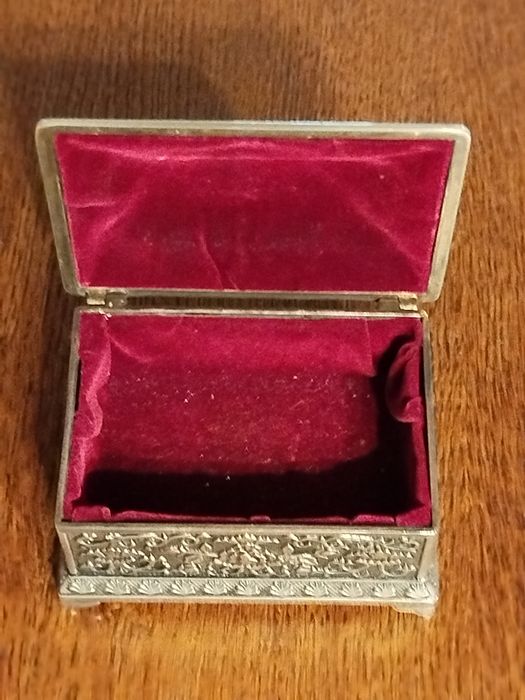 Stara metalowa szkatułka