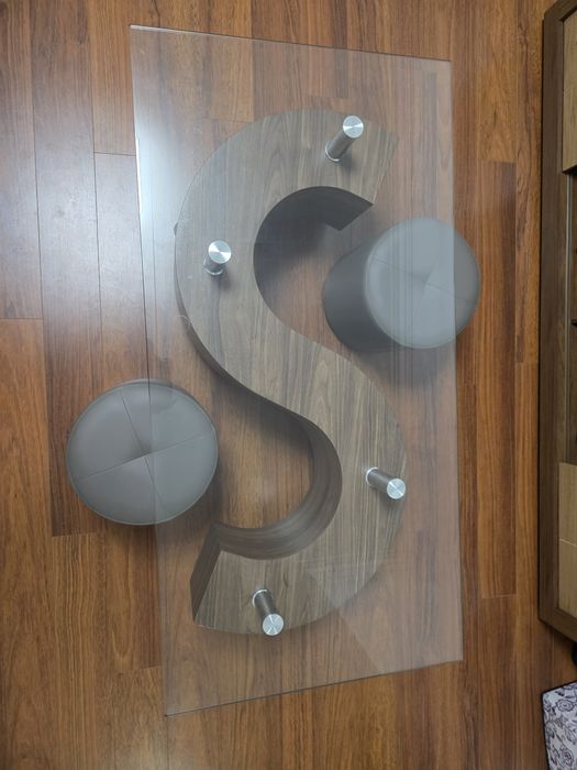 Mesa madeira e vidro com pufes