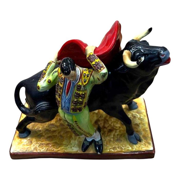 Estatueta antiga, touro e toureiro em barro