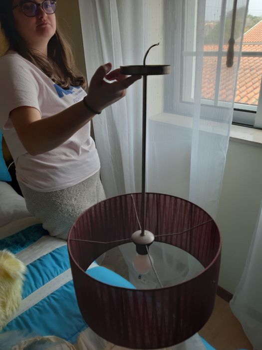 Candeeiro de tecto organza bordeaux e suporte inox