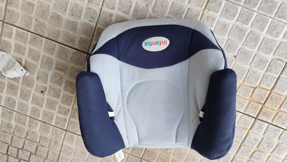 Banco de criança para utilizar no carro