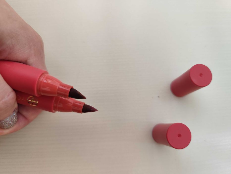 Dwie konturówki pisaki do ust