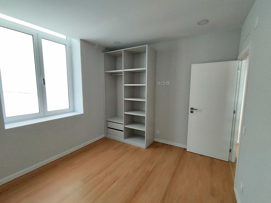 Arrenda-se T4 duplex, novo, em construção moderna. Elegante, confortável e espaçoso.