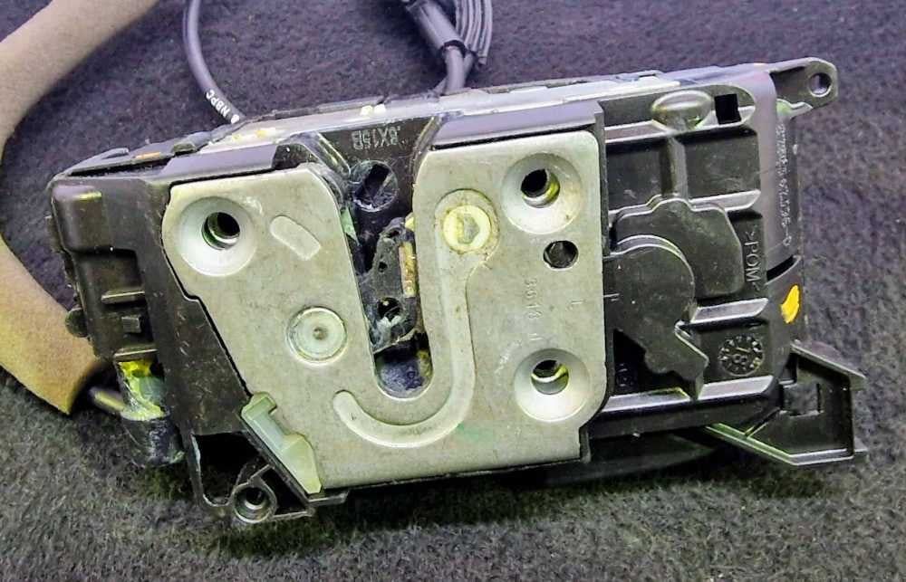 Fechadura / Fecho Porta Trás Esquerdo 8200542396D - RENAULT KANGOO Express