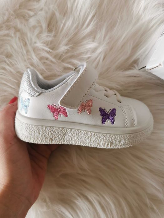 Białe dziecięce sneakersy