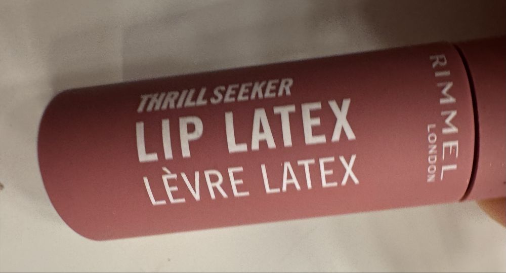 Nowy blyszczyk Rimmel Lup Latex Levre okazja