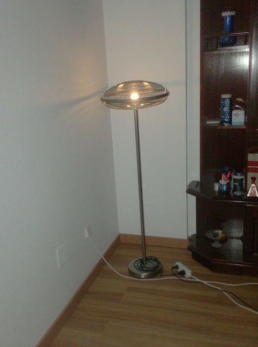 Candeeiro de pé.