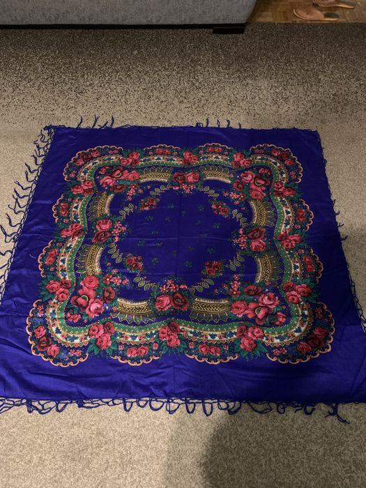 Chusta w kolorowe kwiaty 124 x 121. Nieużywana.