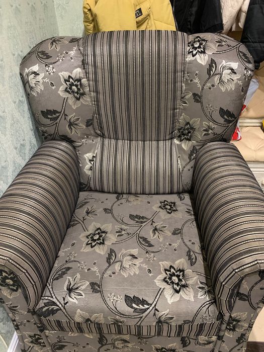 Диван та крісло у вітальню