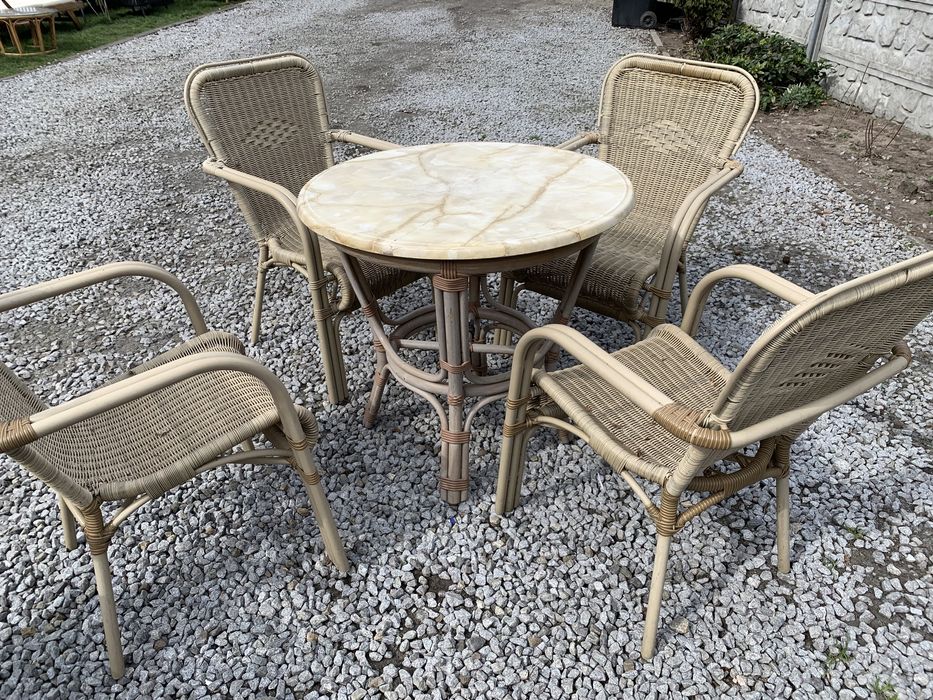 Bardzo ładne krzesła rattanowe