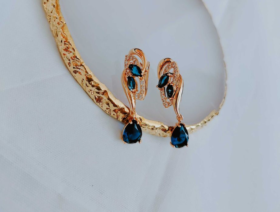 Nowe damskie kolczyki długie w kolorze złotym z niebieskimi cyrkoniam