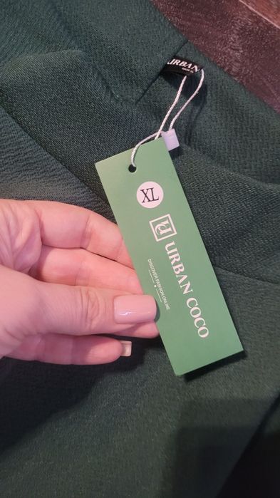 Спідниця темно-зелена.