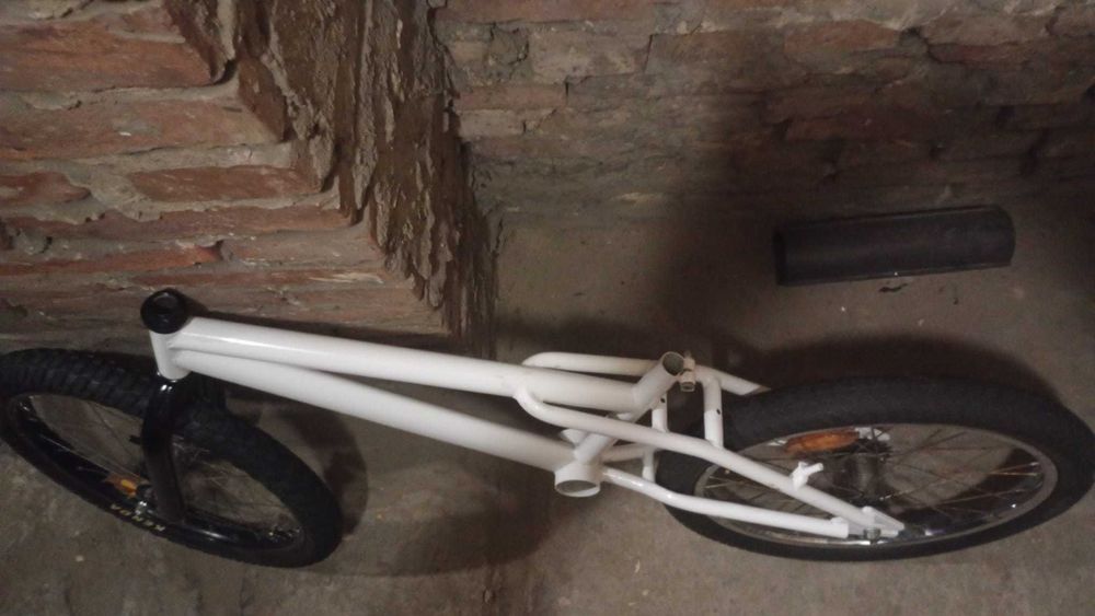 Sprzedaję biało czarnego BMX cena do negocjacji