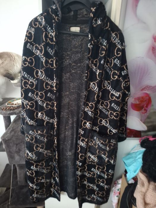Extra narzutka z angorki Balenciaga gg