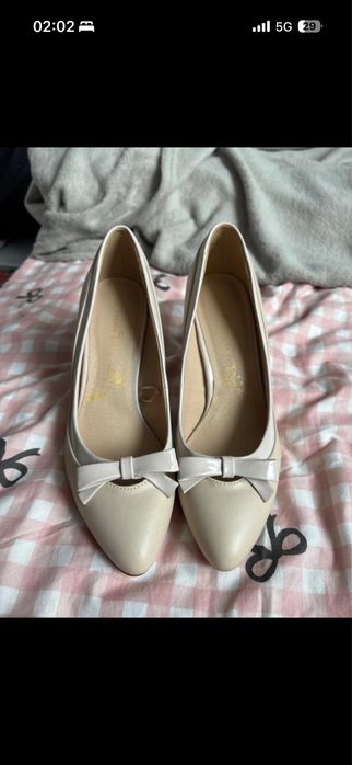Buty na obcasie beżowe