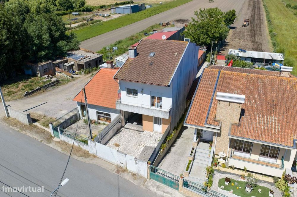 Moradia T3 com terreno e anexos em Ovar