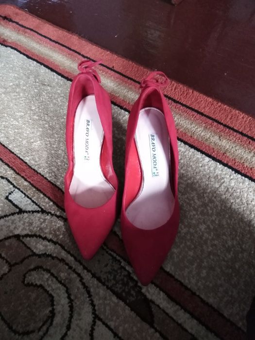 czerwone buciki skórzane