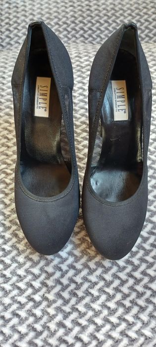 Buty firmy SIMPLE na koturnie