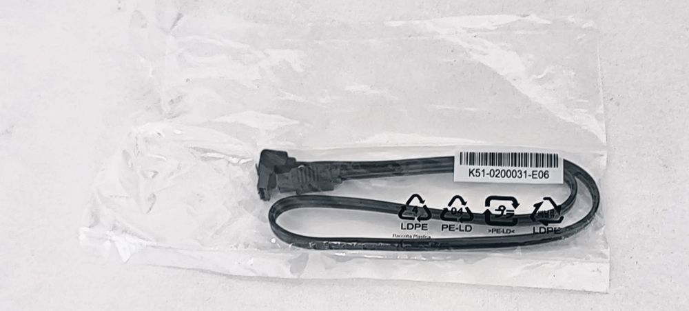 Kabel SATA 3 MSI K51-0200031-E06 do dysku SSD HDD kątowy 32cm