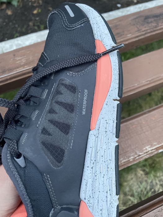 Asics Кросівки жіночі без пошкоджень. Водонепроникні кросівки.