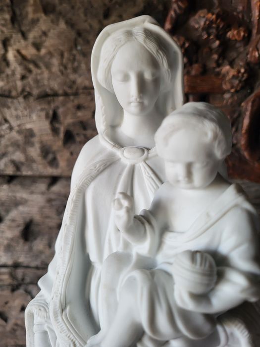 Piękna biskwitowa Maryja z dzieciątkiem Jezus  Matka Boska