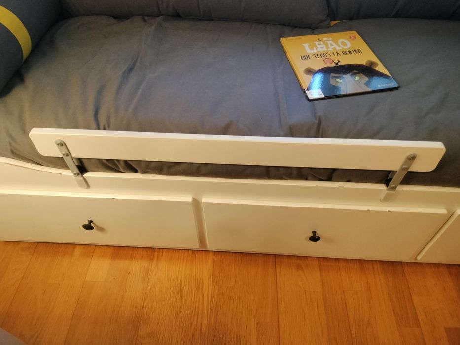 Cama Ikea Hemnes com colchão e colcha