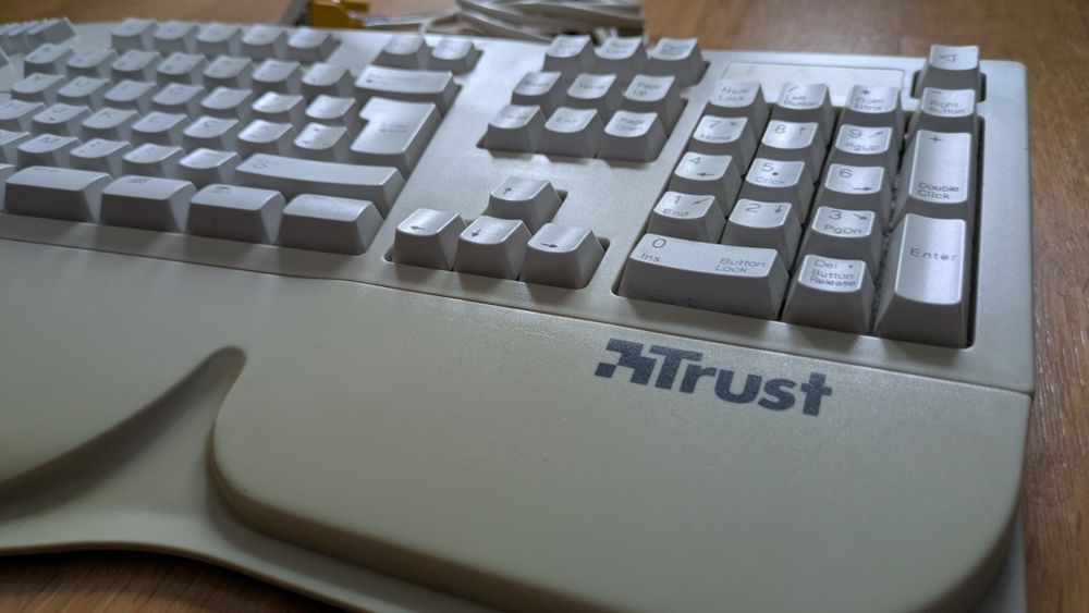 Teclado Ergonómico Trust Ergo Track Keyboard