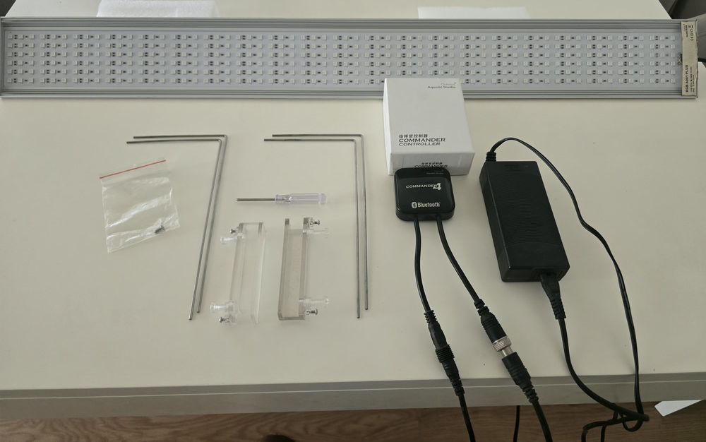 Chihiros RGB A901 Plus 90 cm + Commander 4 + suportes originais