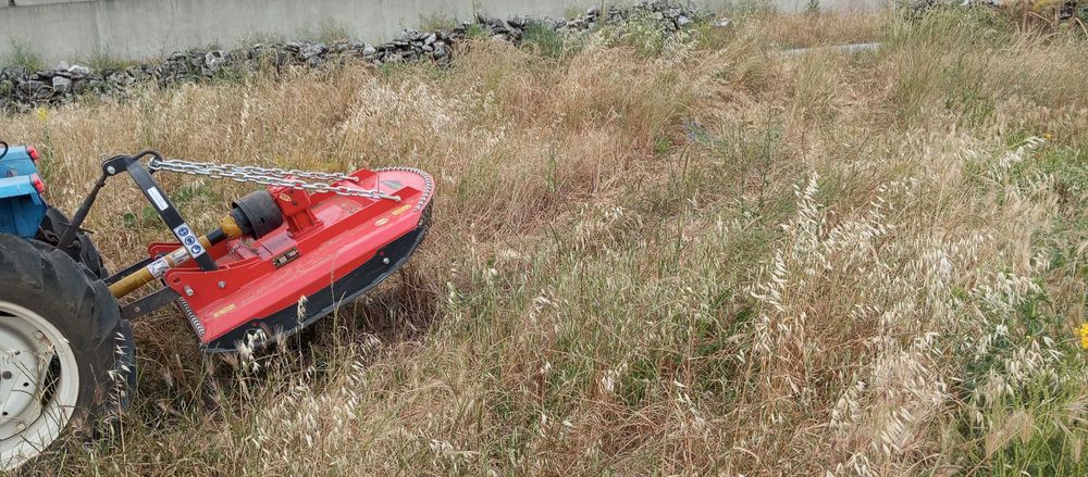 Limpeza de terrenos com trator e roçadora