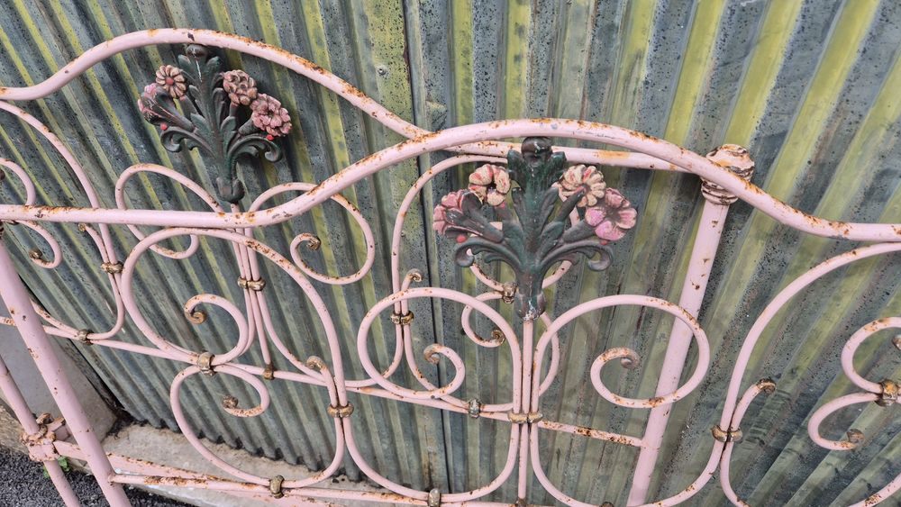 Cama de ferro antiga para restaurar